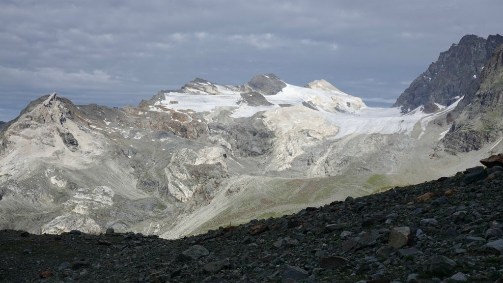 Vue sur le glacier Scerscen inferiore et le refuge Longoni 